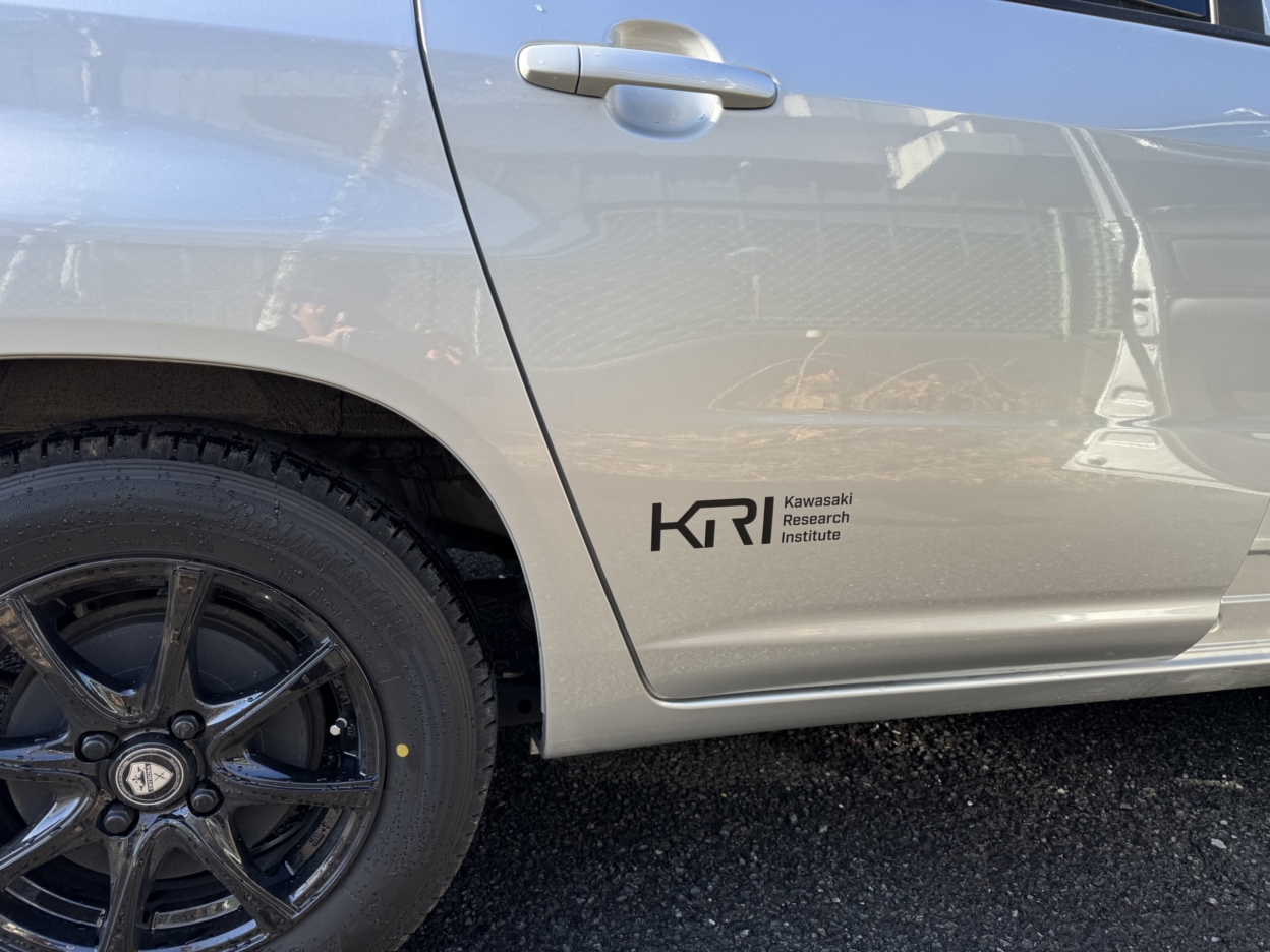 車のドアに貼られたカッティングシート