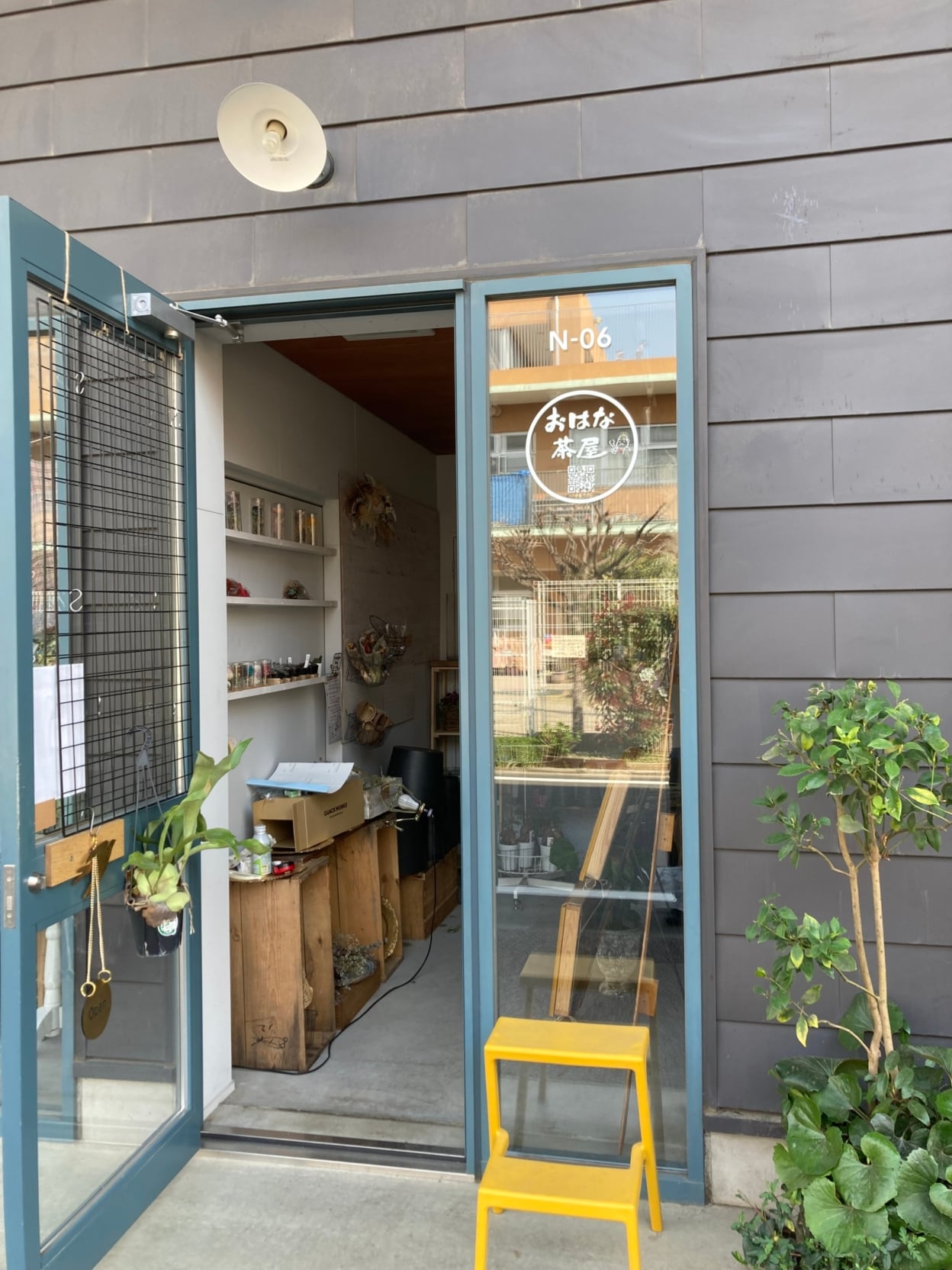 ガラスウィンドウに貼られたカッティングシート 外側全景