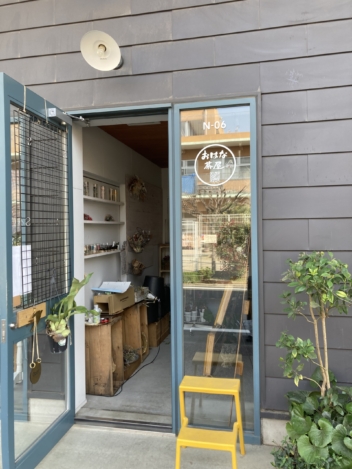 お花屋さんのガラス窓に貼る和風のカッティングステッカー！