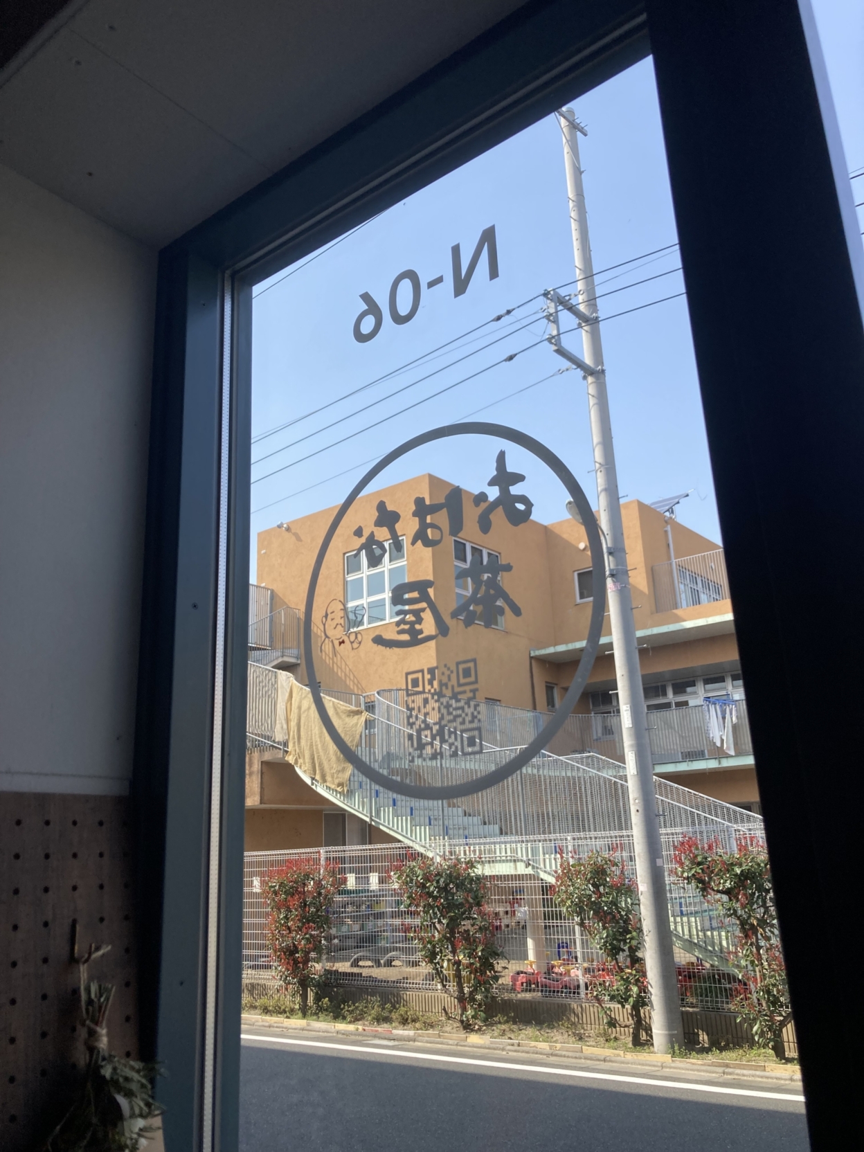 ガラスウィンドウに貼られたカッティングシート 室内側から