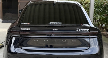 車の後方にほんわかした雰囲気のカッティングステッカー！