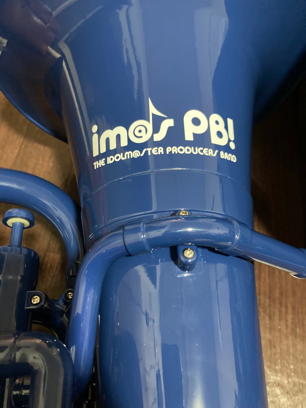 曲面に貼られた細かいカッティングシート