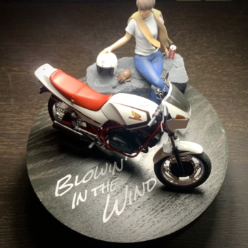 プラモデルの作品展示台に、魅力を引き立てるカッティングステッカー！