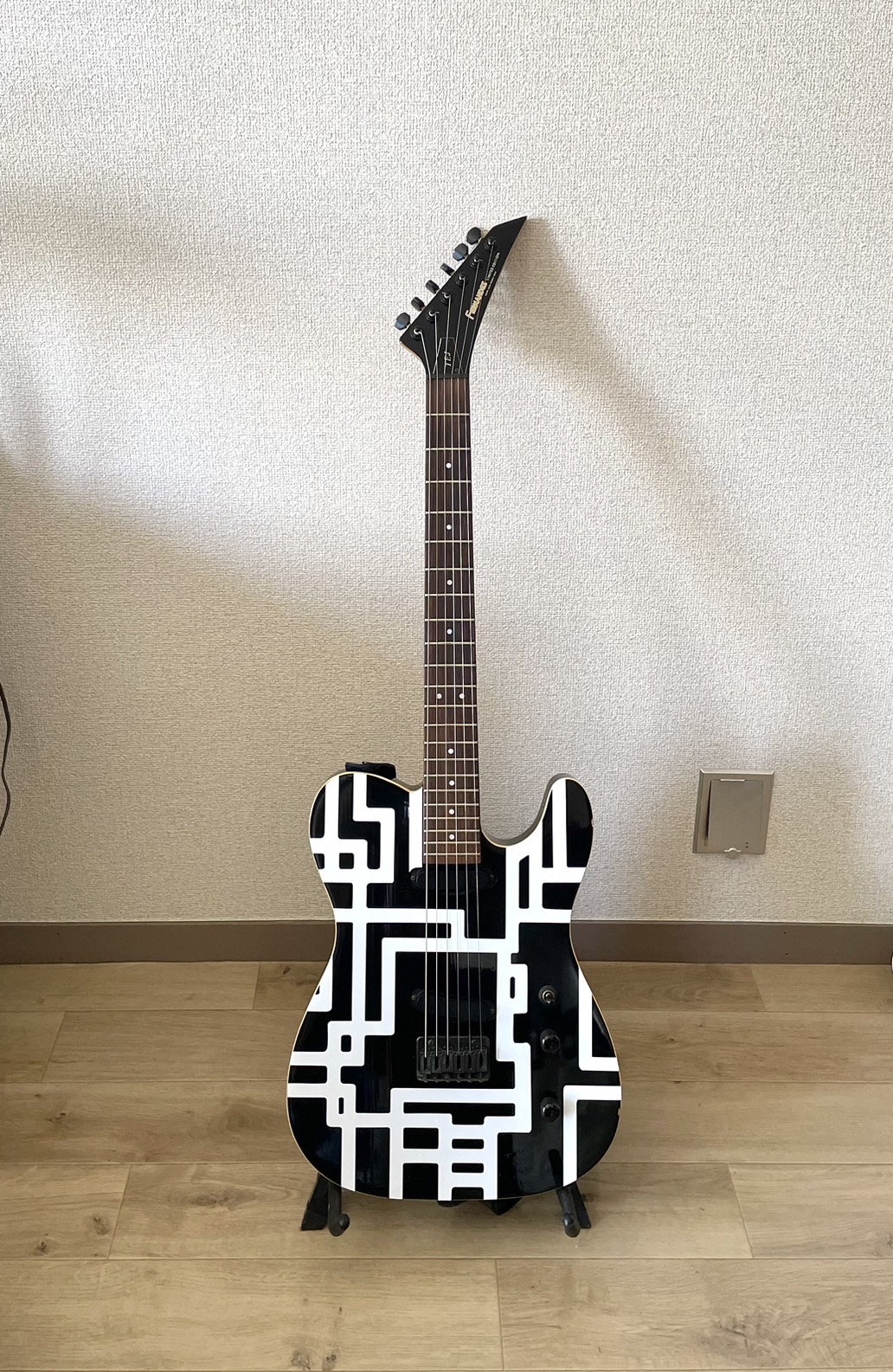 エレキギターに貼られたカッティングシート