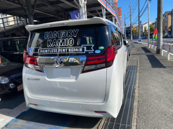 車のバックガラスに大きくて読みやすいカッティングステッカー！