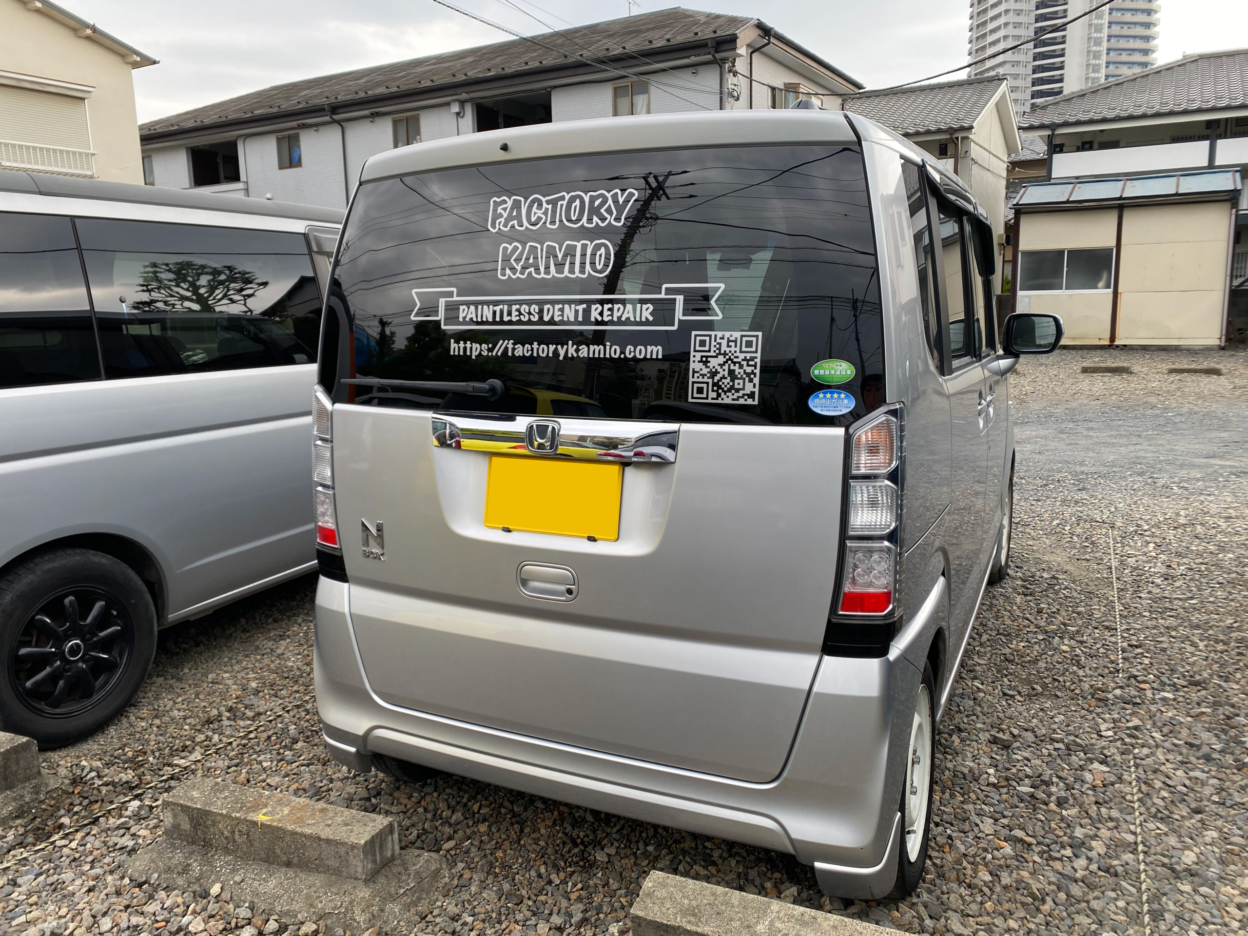 軽自動車のリアガラスに貼られたシルバーのカッティングシート