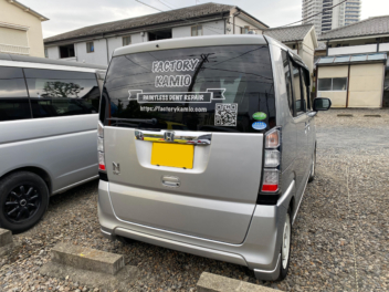 車のバックガラスに会社名・URL・QRコードのカッティングステッカー！