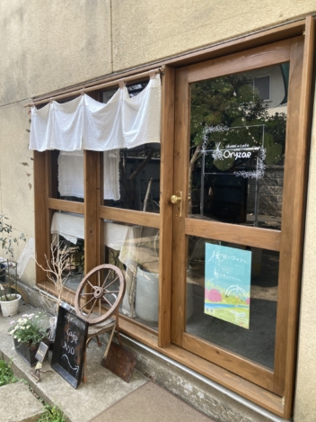 カフェのガラスドアにおしゃれで優しい雰囲気のカッティングステッカー！