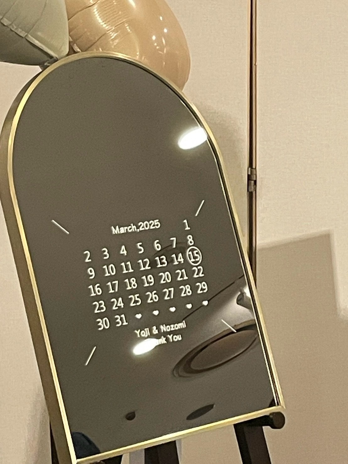 ウェルカムボードとして鏡に貼られたカッティングシート