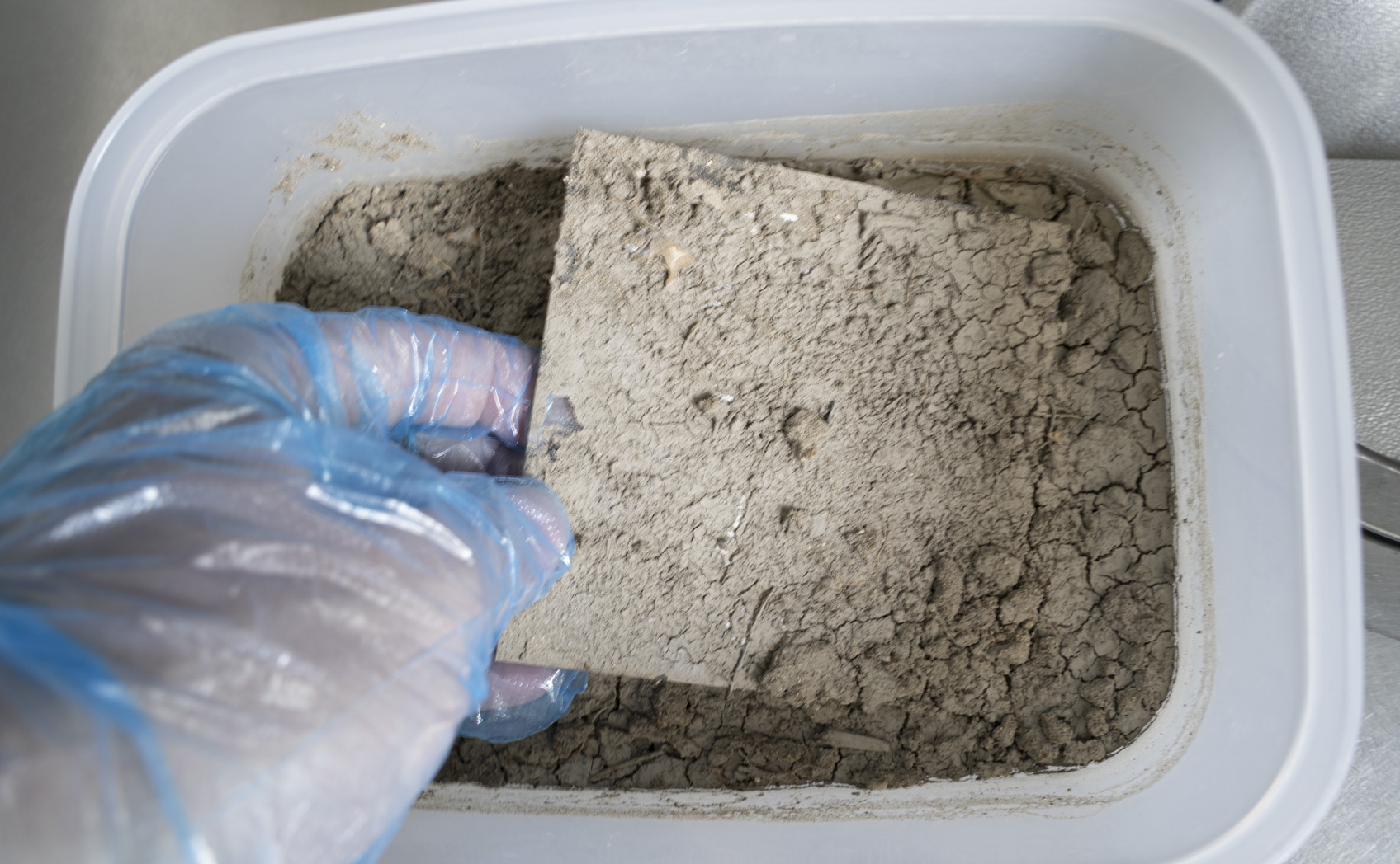 泥汚れの落ち方を光沢・マットで比較