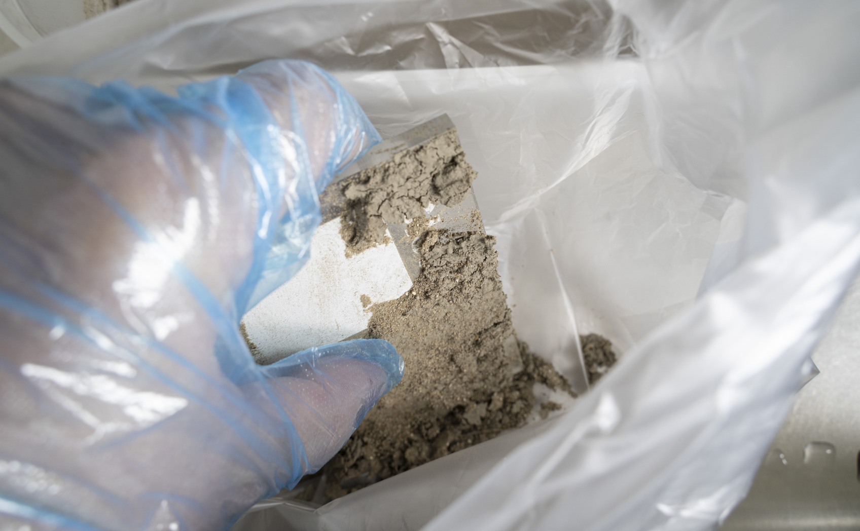 泥汚れの落ち方を光沢・マットで比較 土を剥がす