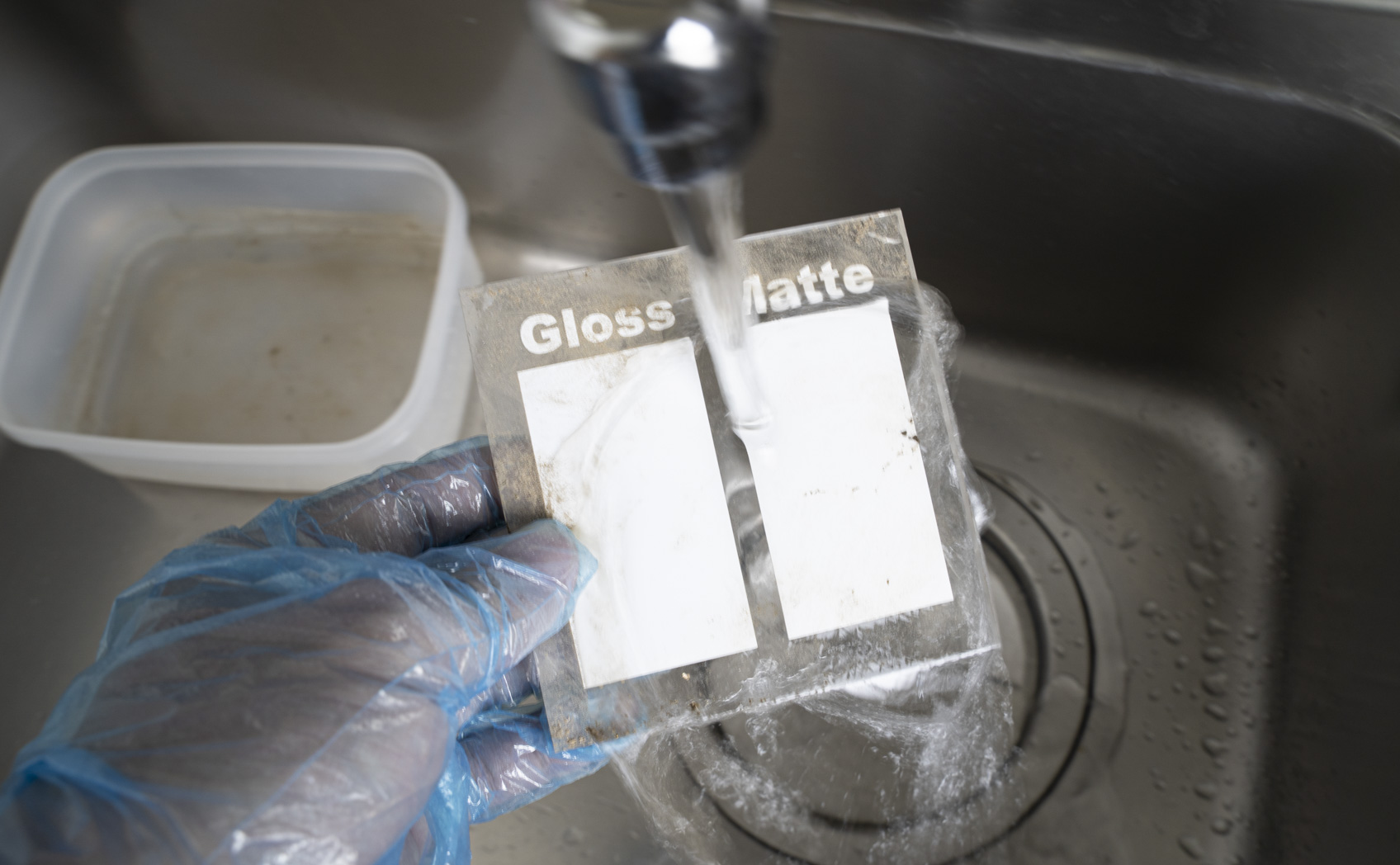 泥汚れの落ち方を光沢・マットで比較 土