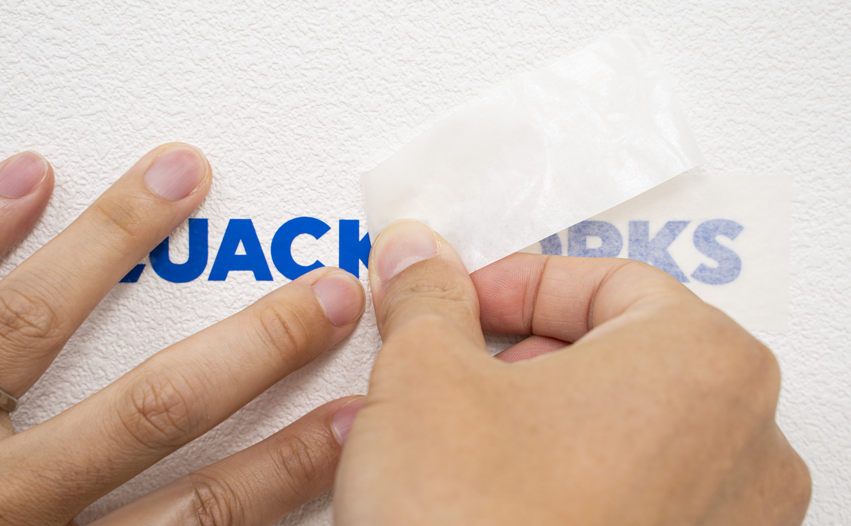 凹凸のある壁紙