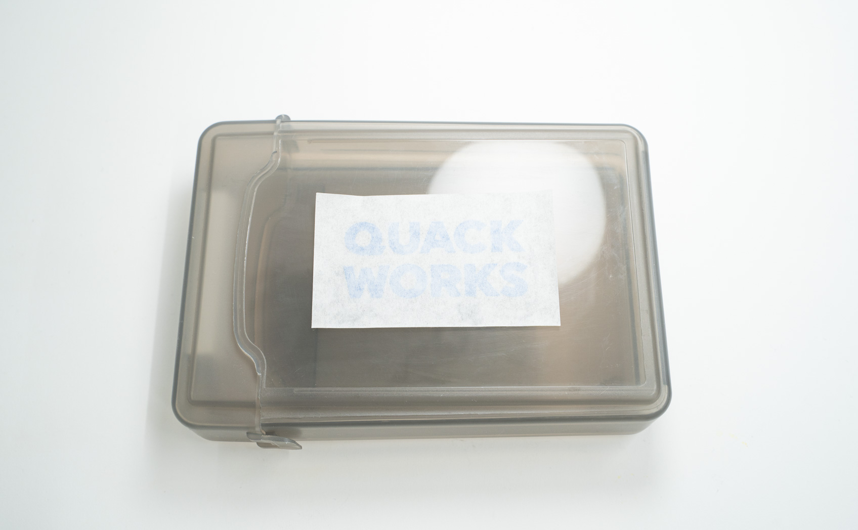 カッティングシートをプラスチック（PP）に貼り付ける