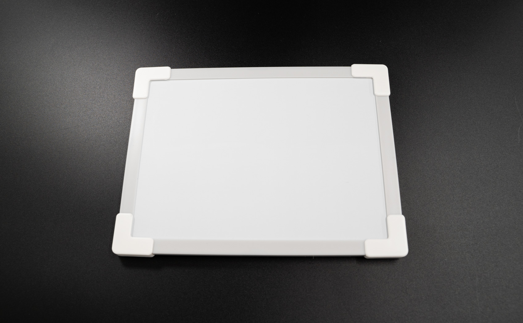 ホワイトボードにカッティングシートを貼る