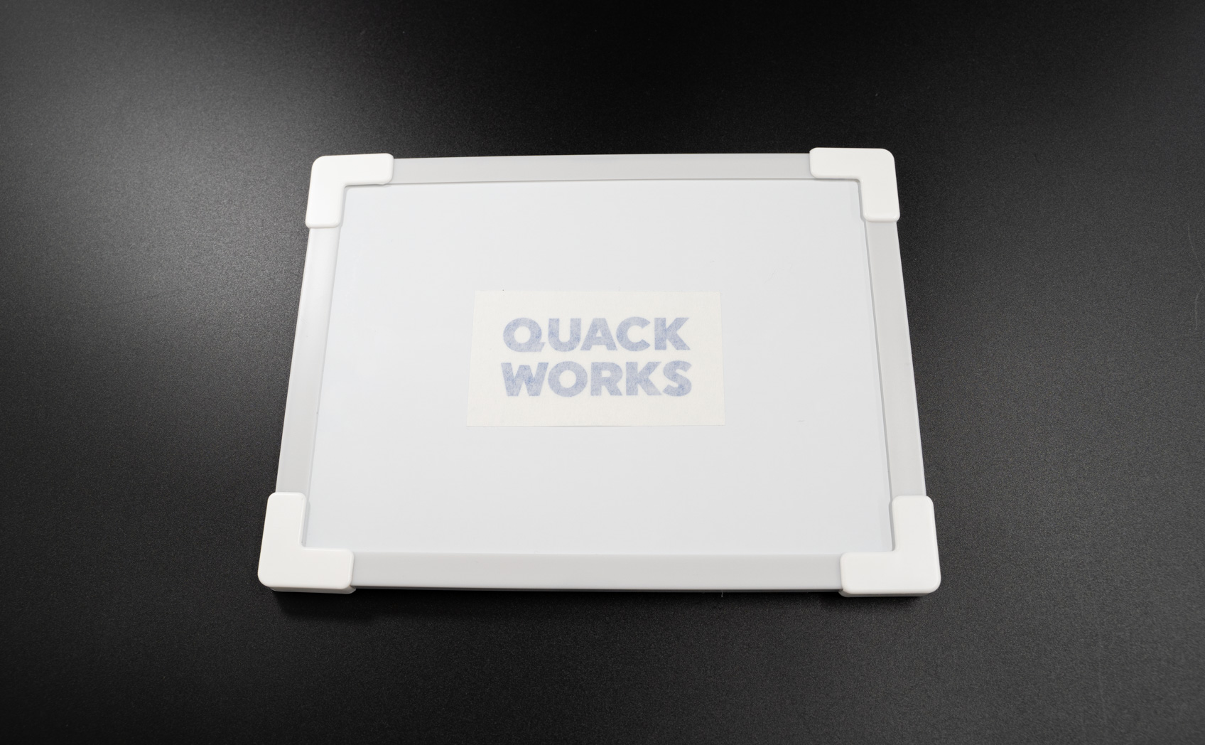 ホワイトボードにカッティングシートを貼る