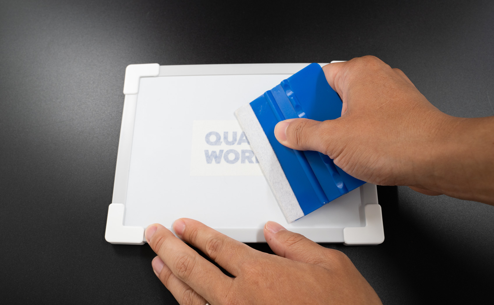 ホワイトボードにカッティングシートを貼る