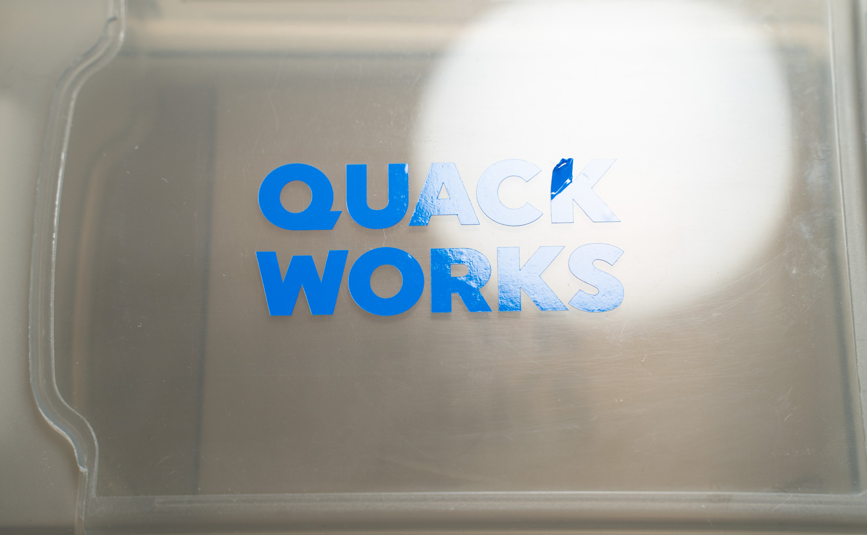 カッティングシートをプラスチック（PP）に貼り付ける