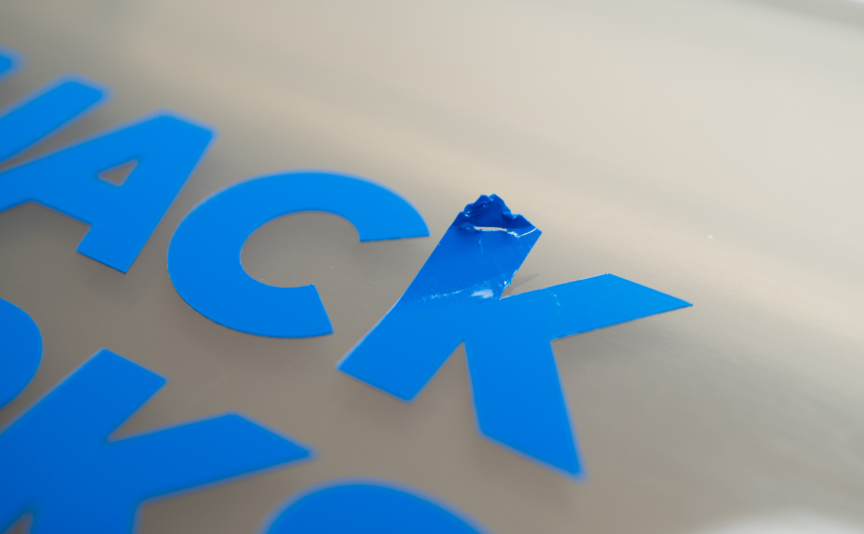 カッティングシートをプラスチック（PP）に貼り付ける