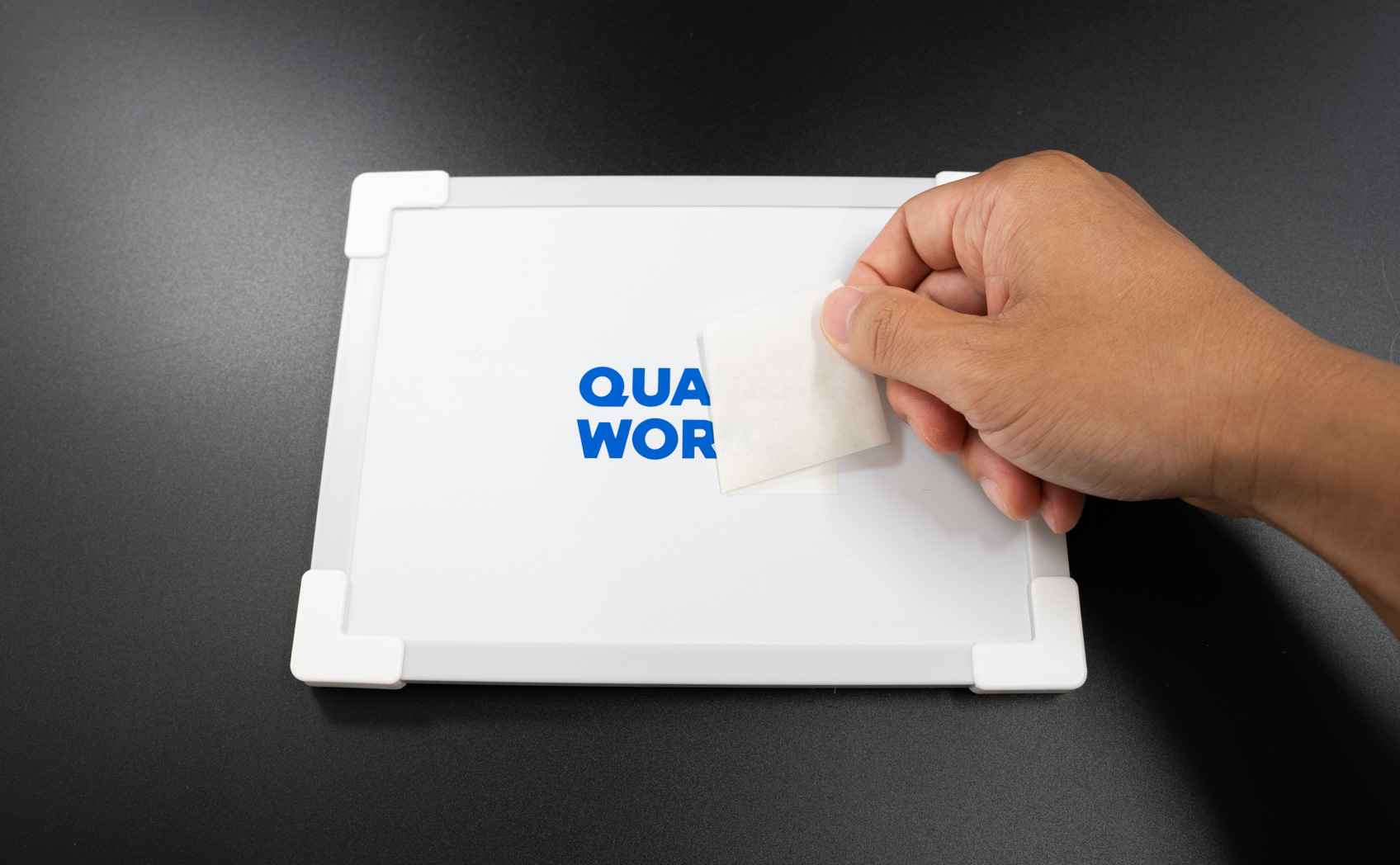 ホワイトボードにカッティングシートを貼る