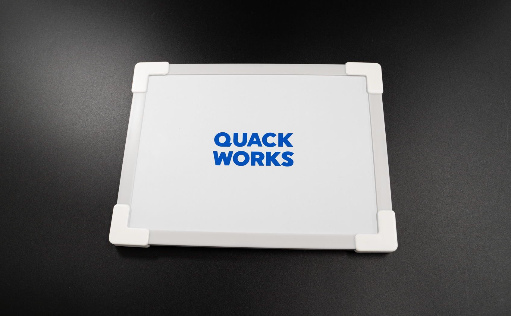 ホワイトボードにカッティングシートを貼る