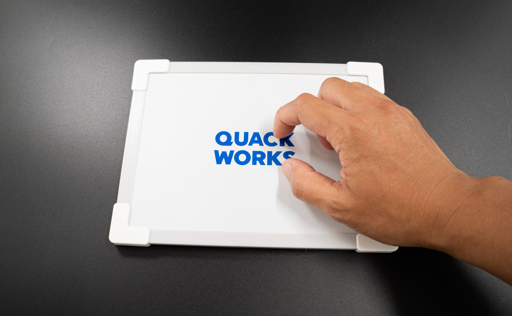 ホワイトボードにカッティングシートを貼る