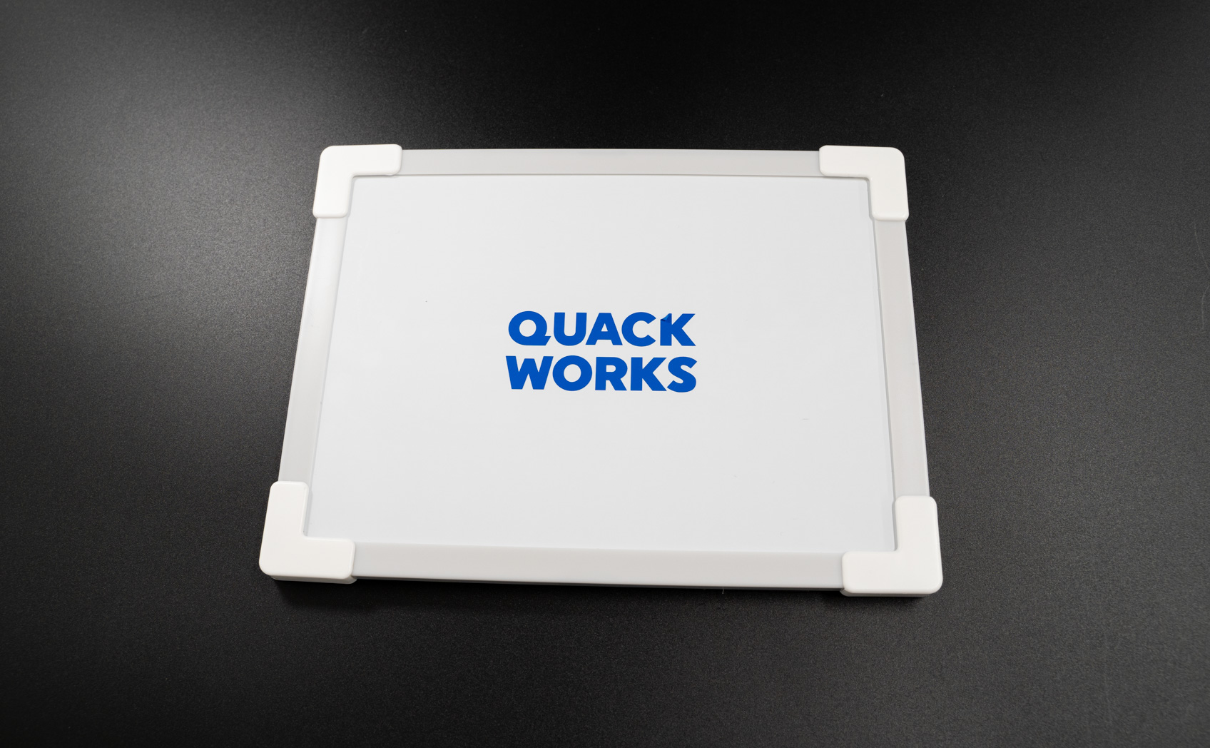 ホワイトボードにカッティングシートを貼る