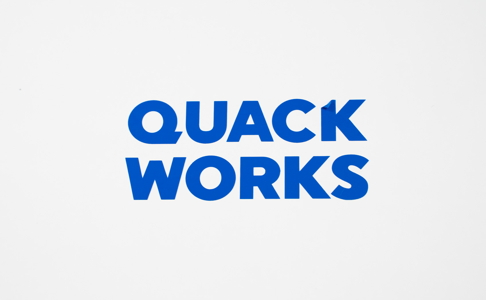 ホワイトボードにカッティングシートを貼る