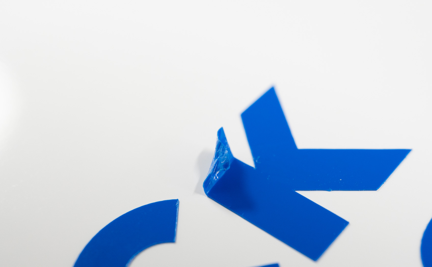 ホワイトボードにカッティングシートを貼る