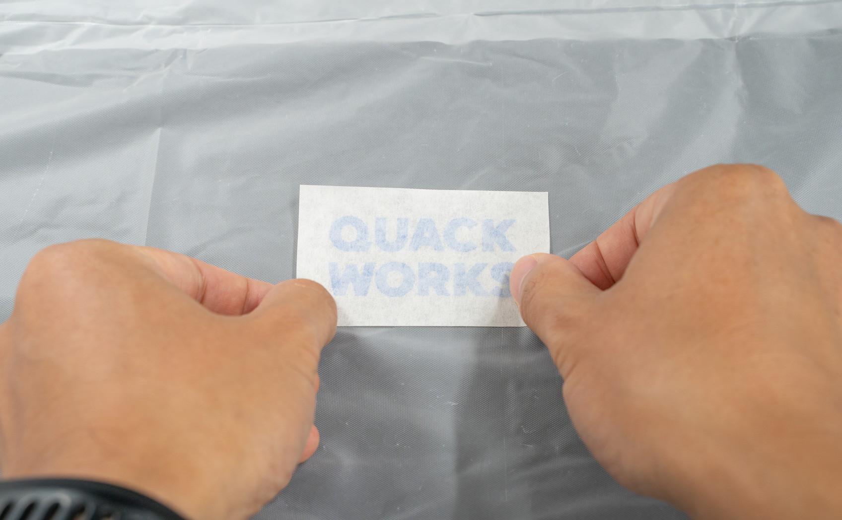 レインコート（ポリエチレン）にカッティングシートが貼れるか確認