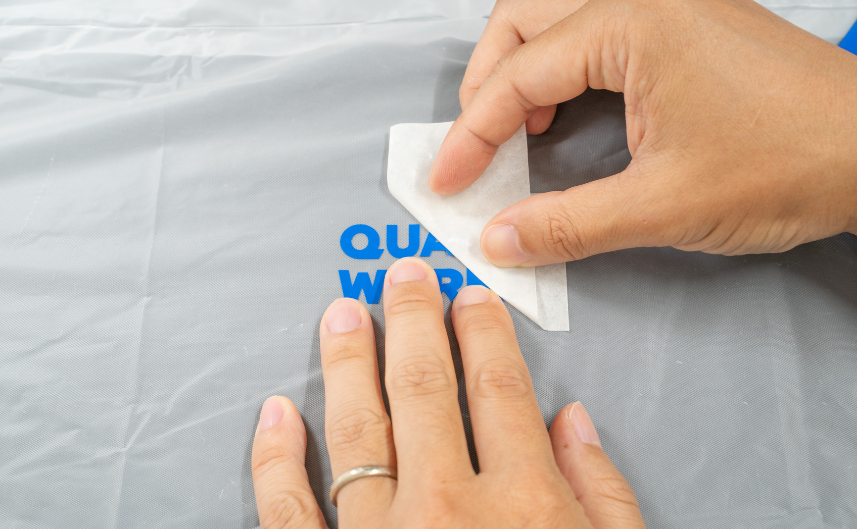 レインコート（ポリエチレン）にカッティングシートが貼れるか確認