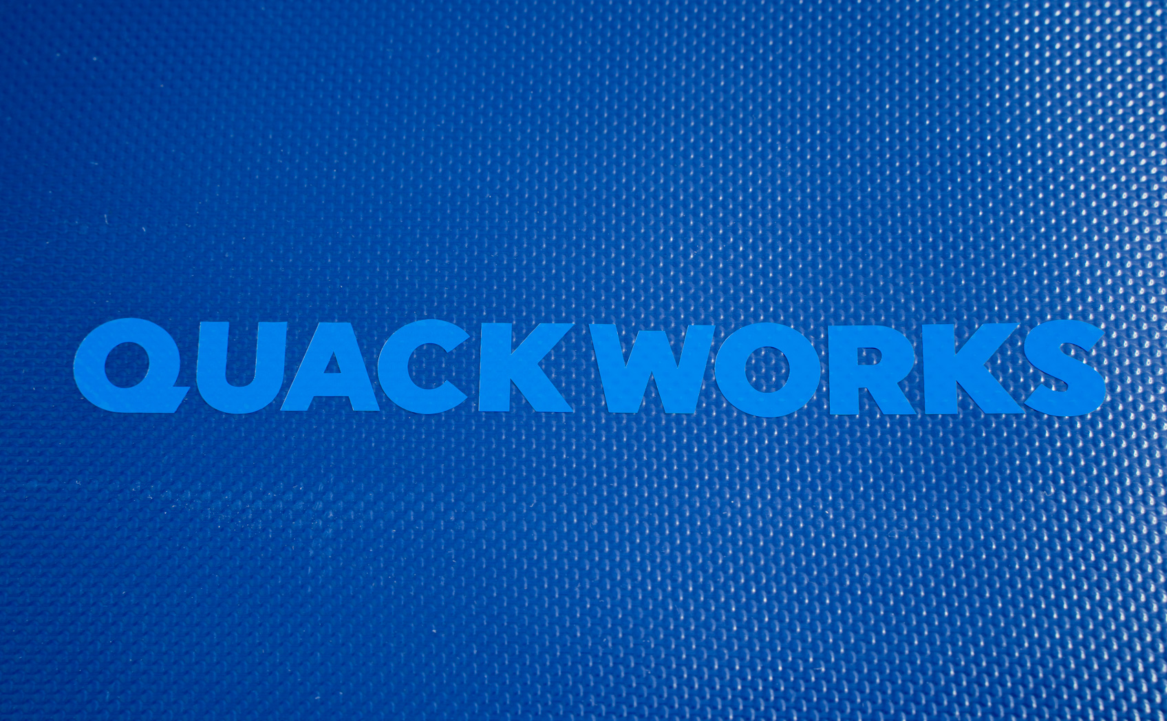 ターポリンにカッティングシートを貼る