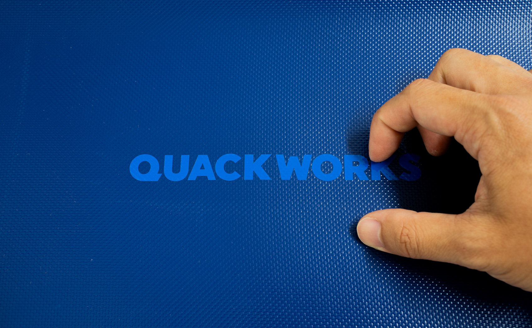 ターポリンにカッティングシートを貼る