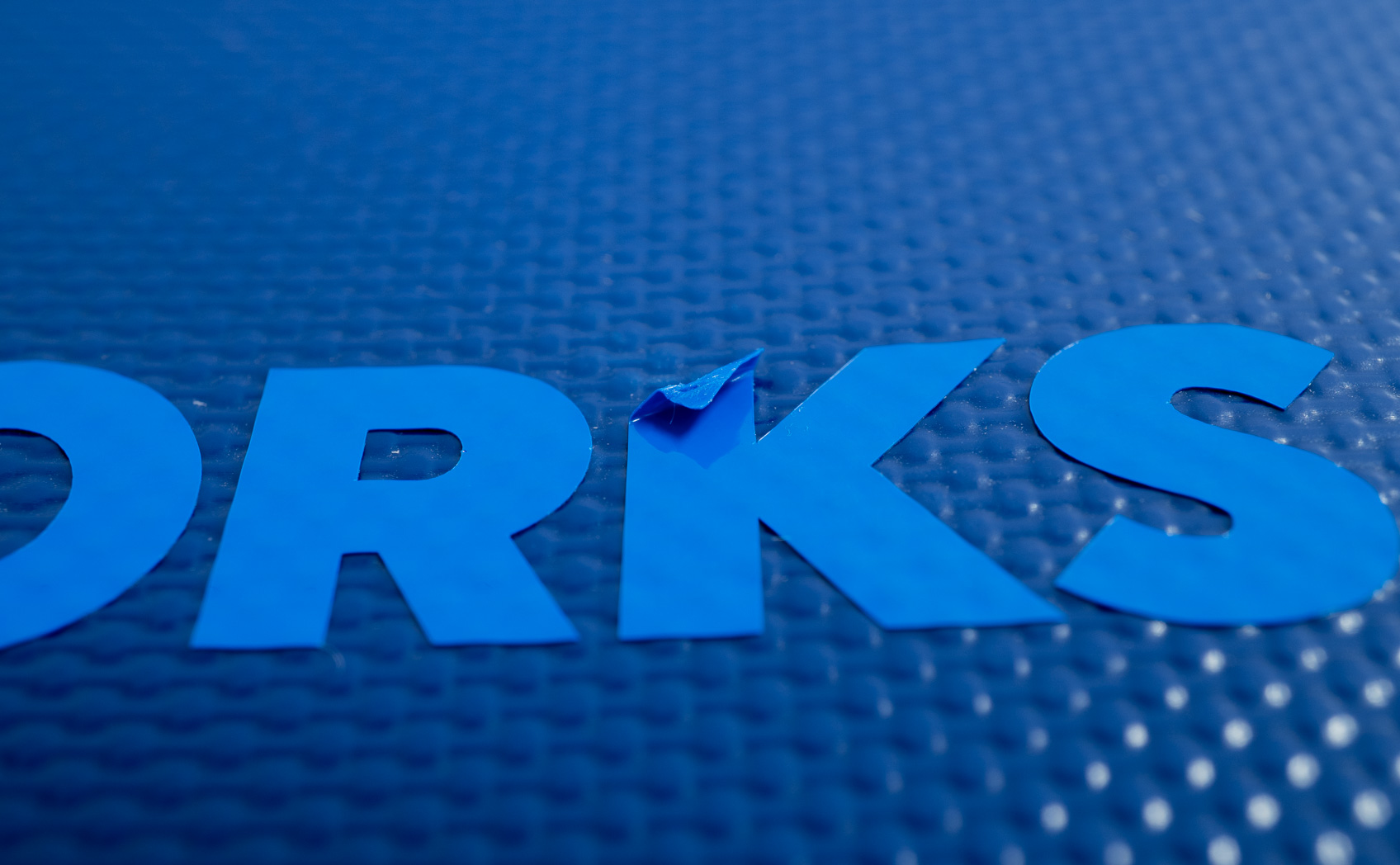 ターポリンにカッティングシートを貼る