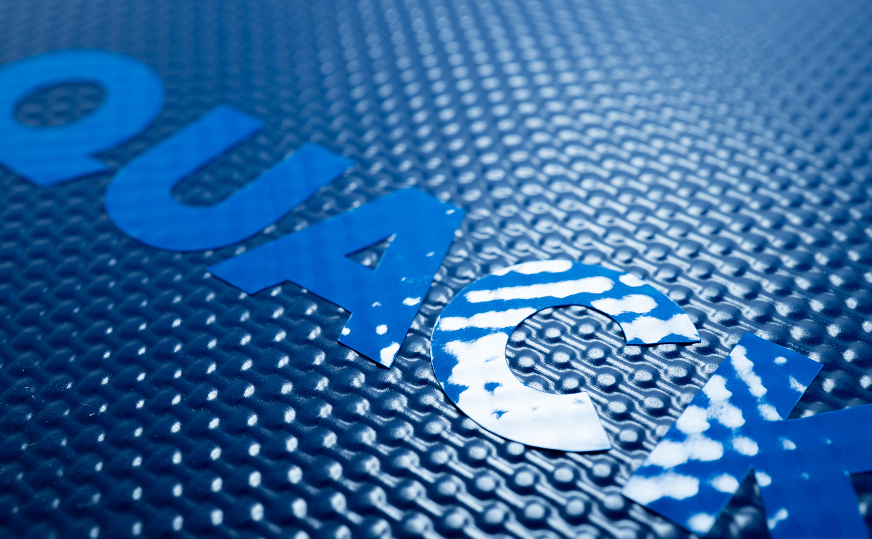 ターポリンにカッティングシートを貼る