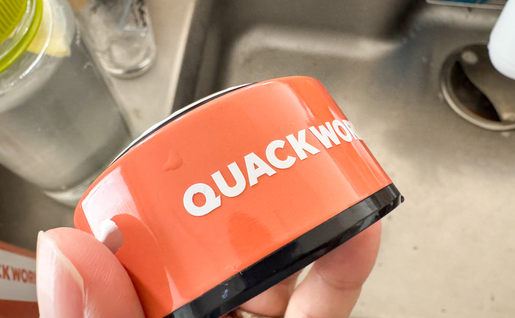 水筒に貼ったカッティングシートに劣化は見られない 小さい文字