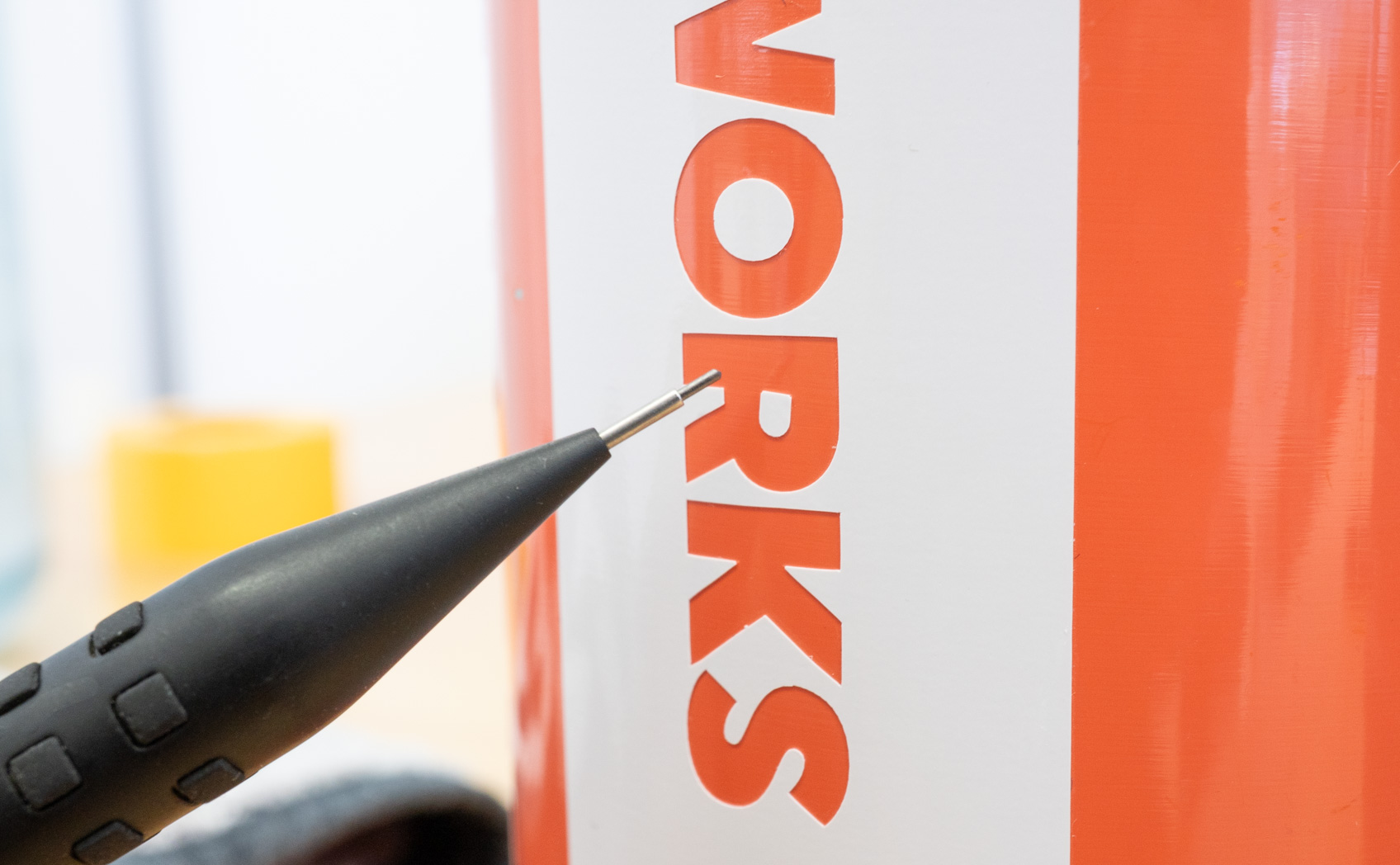 水筒に貼ったカッティングシートに欠けが見られる