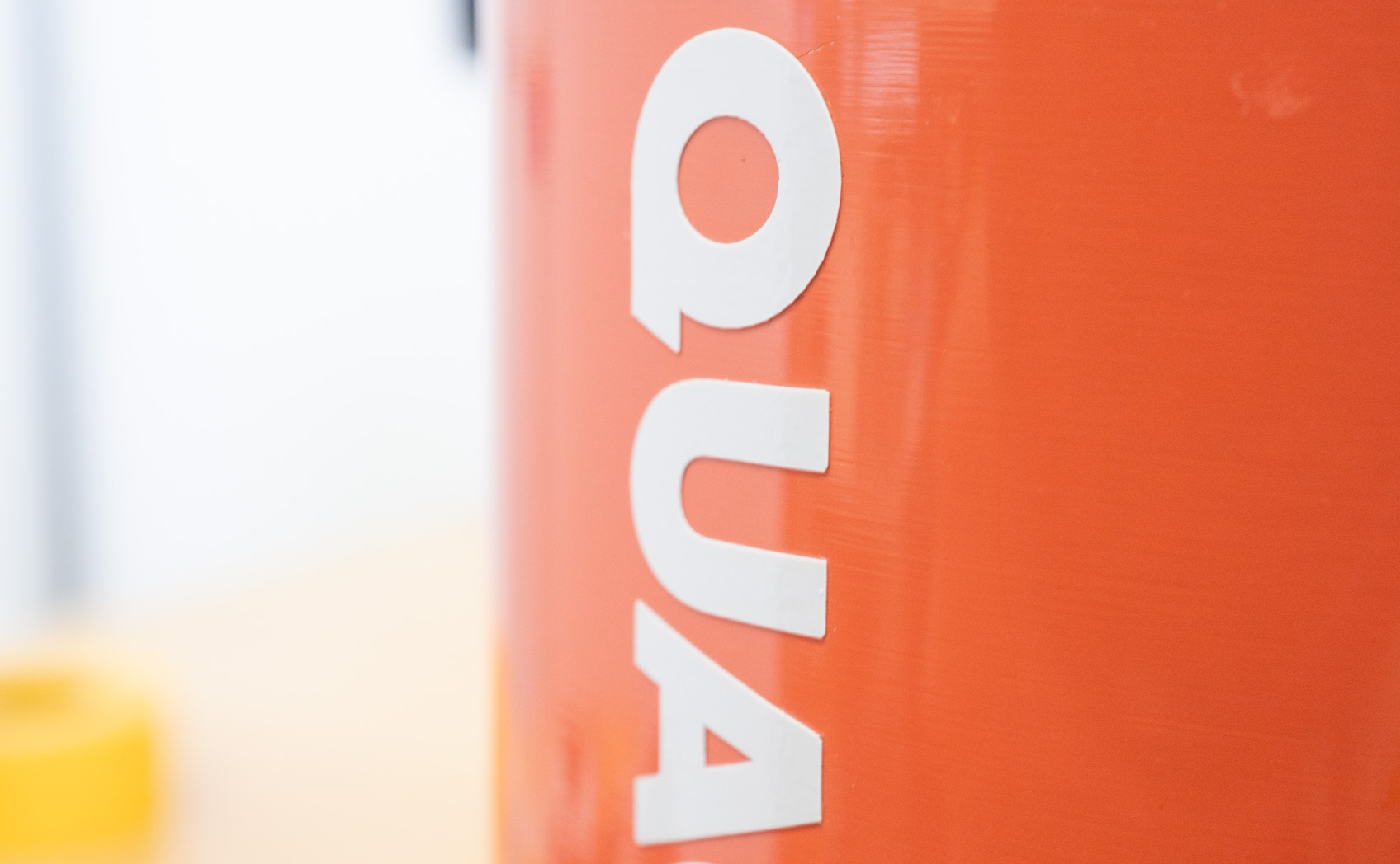 水筒に貼ったカッティングシートに欠けが見られる