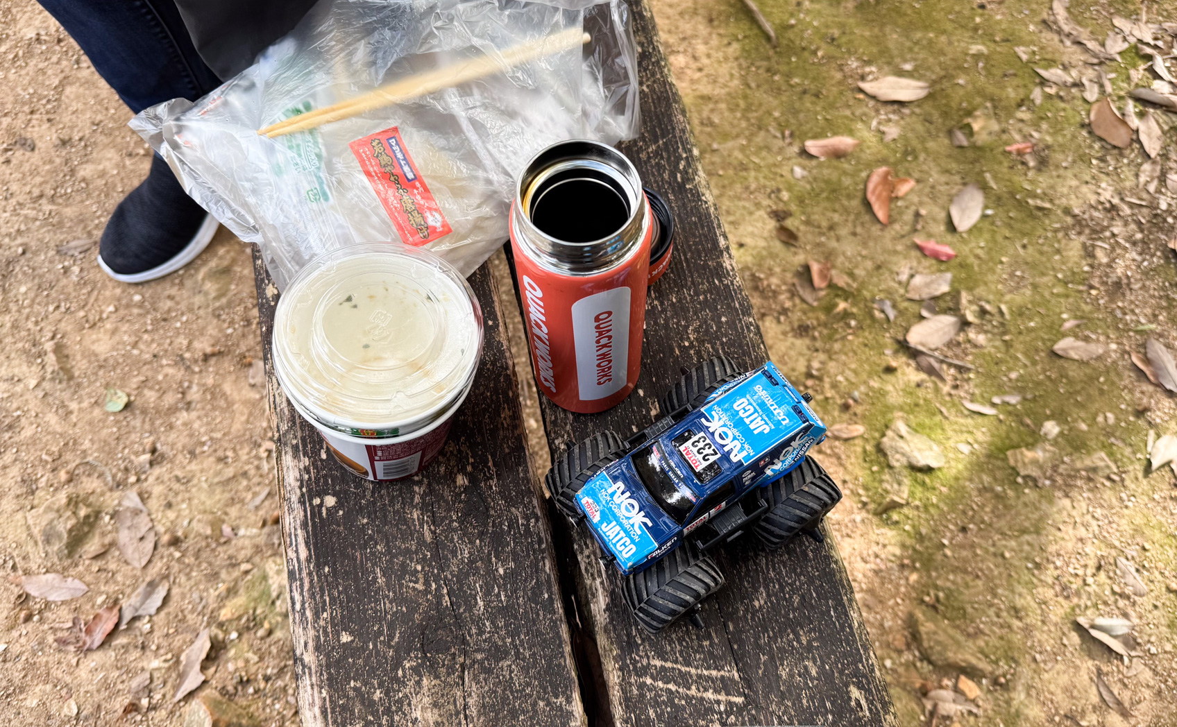 ピクニックに水筒を持っていった