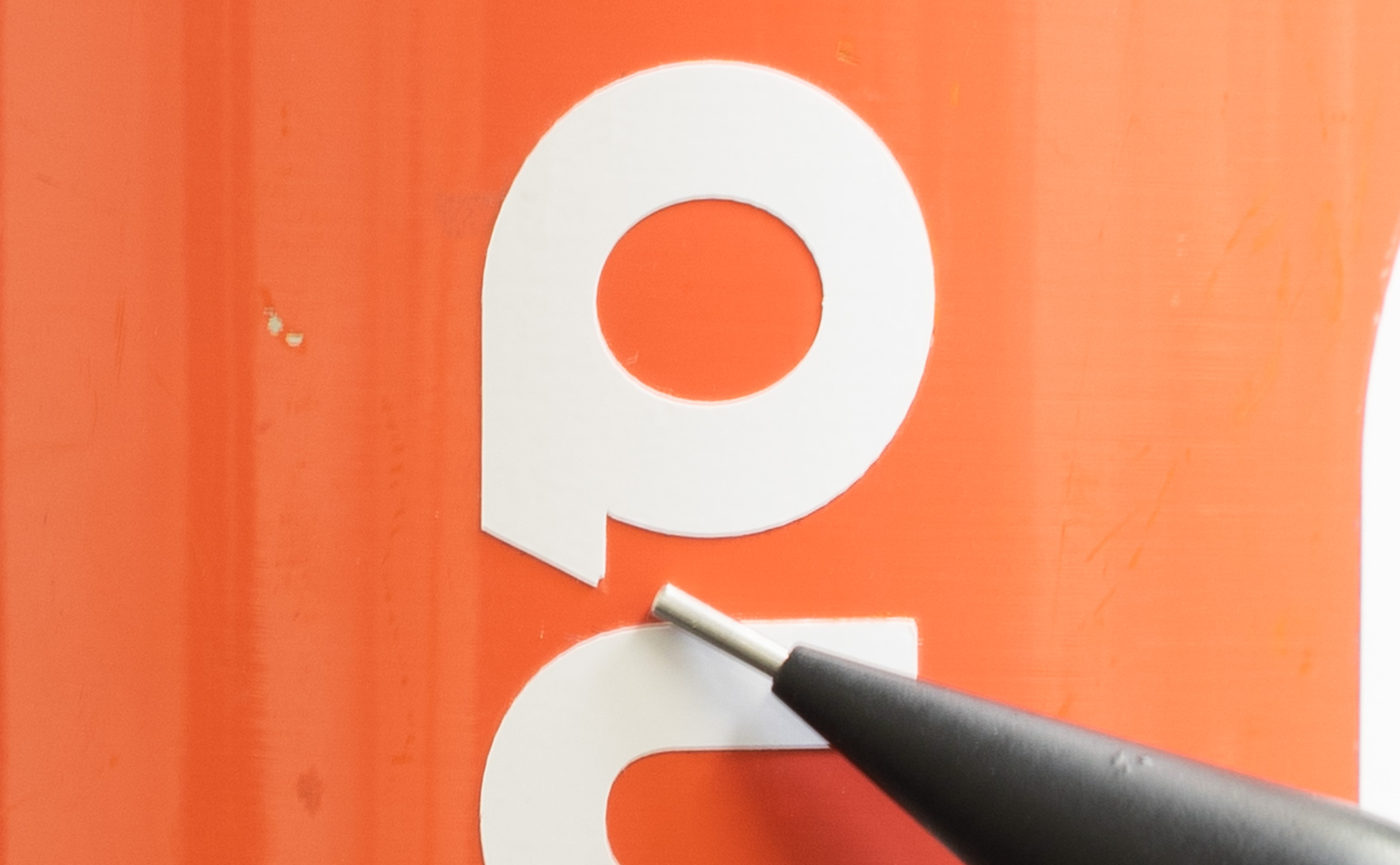 水筒に貼ったカッティングシートが欠けている