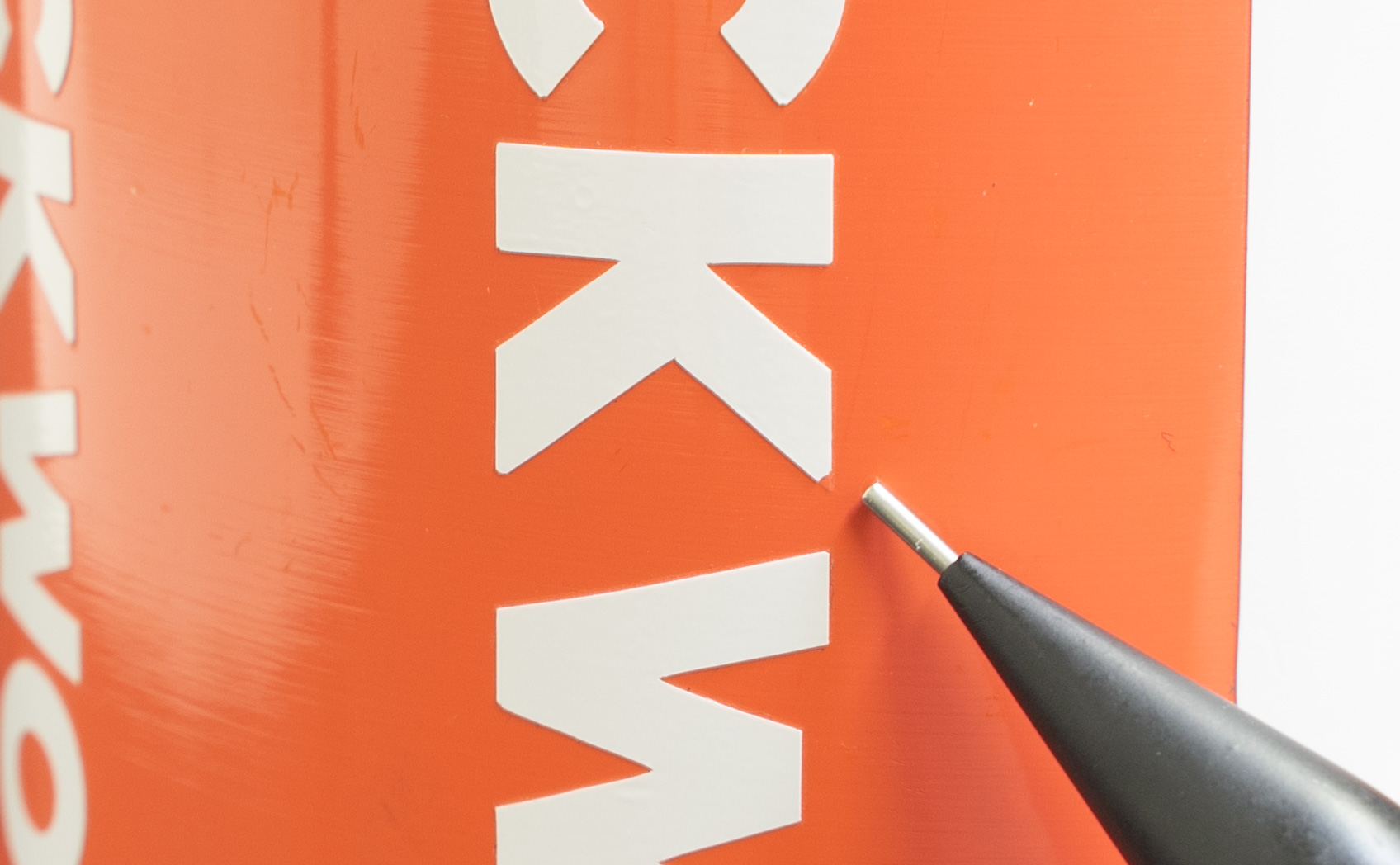 水筒に貼ったカッティングシートが欠けている