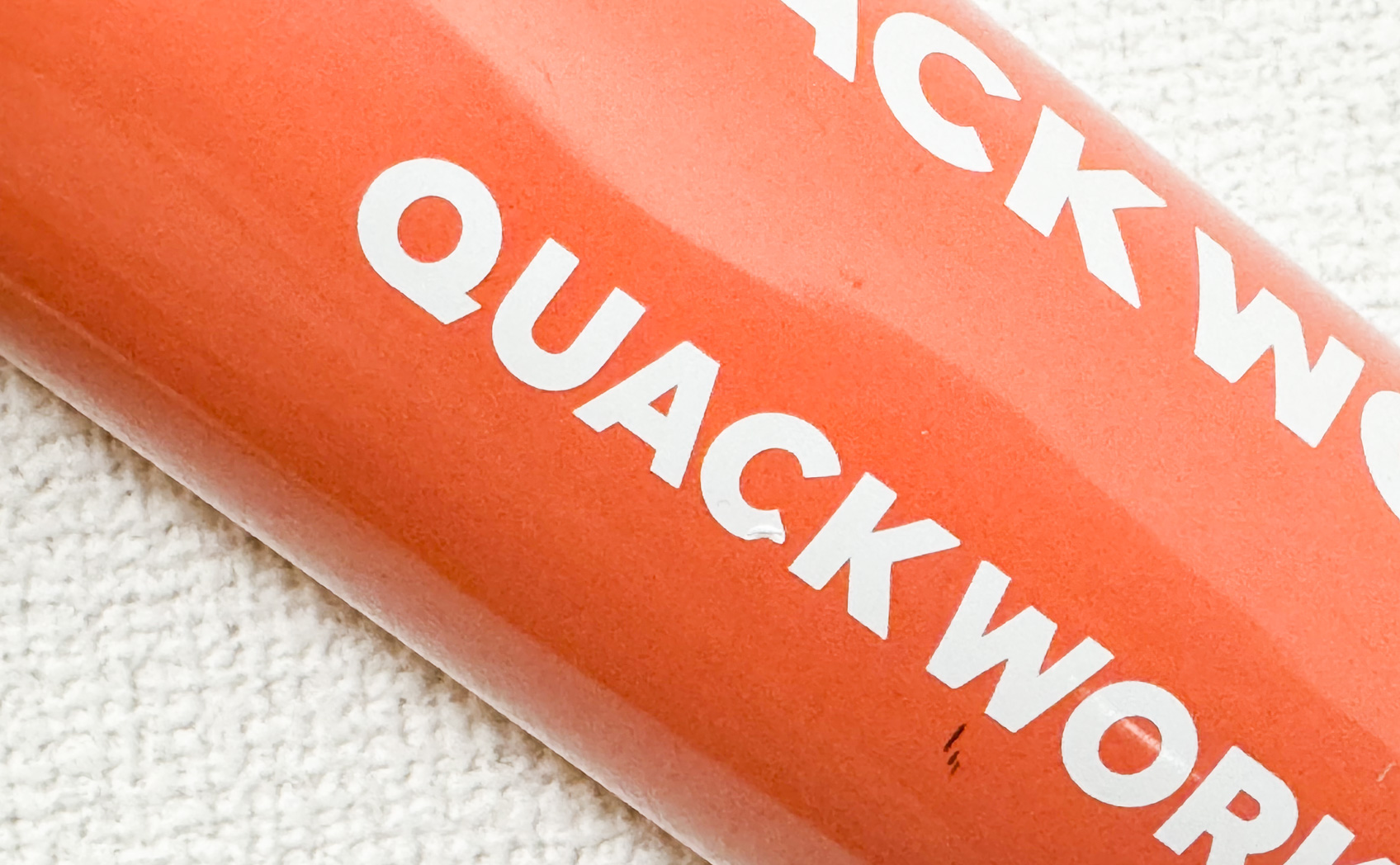 水筒に貼ったカッティングシートのロゴが少しズレてしまった