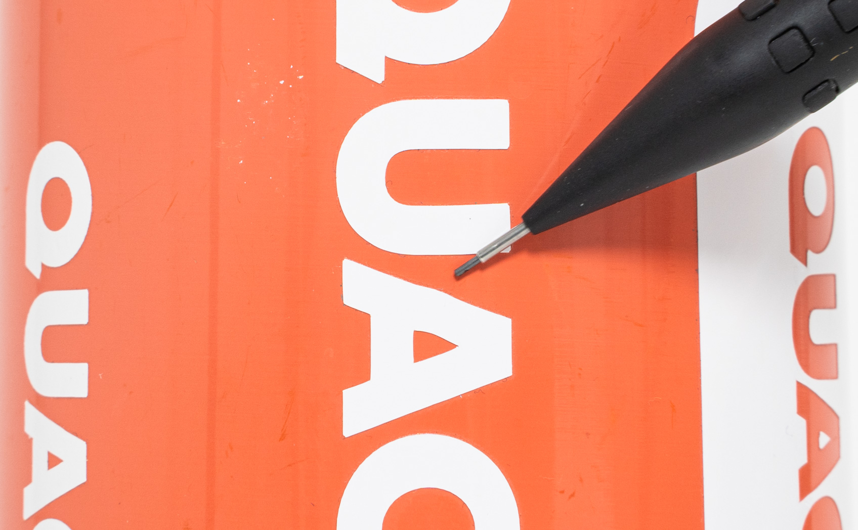 水筒に貼ったカッティングシートが徐々に欠けている