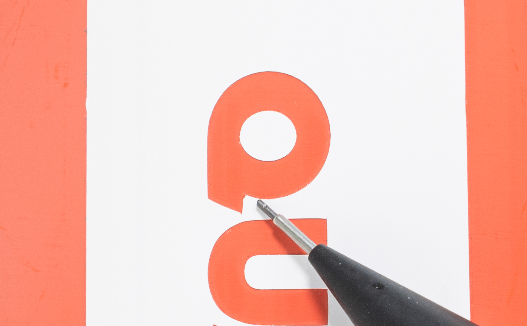 水筒に貼ったカッティングシートが徐々に欠けている