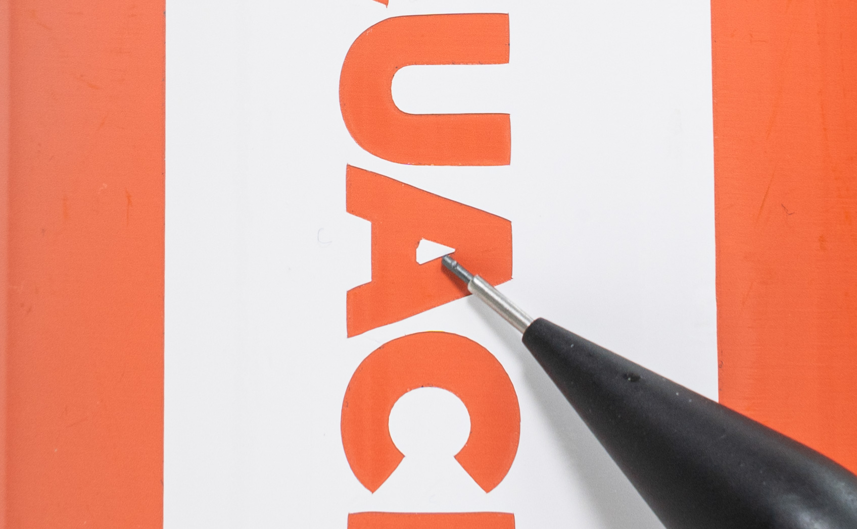 水筒に貼ったカッティングシートが徐々に欠けている