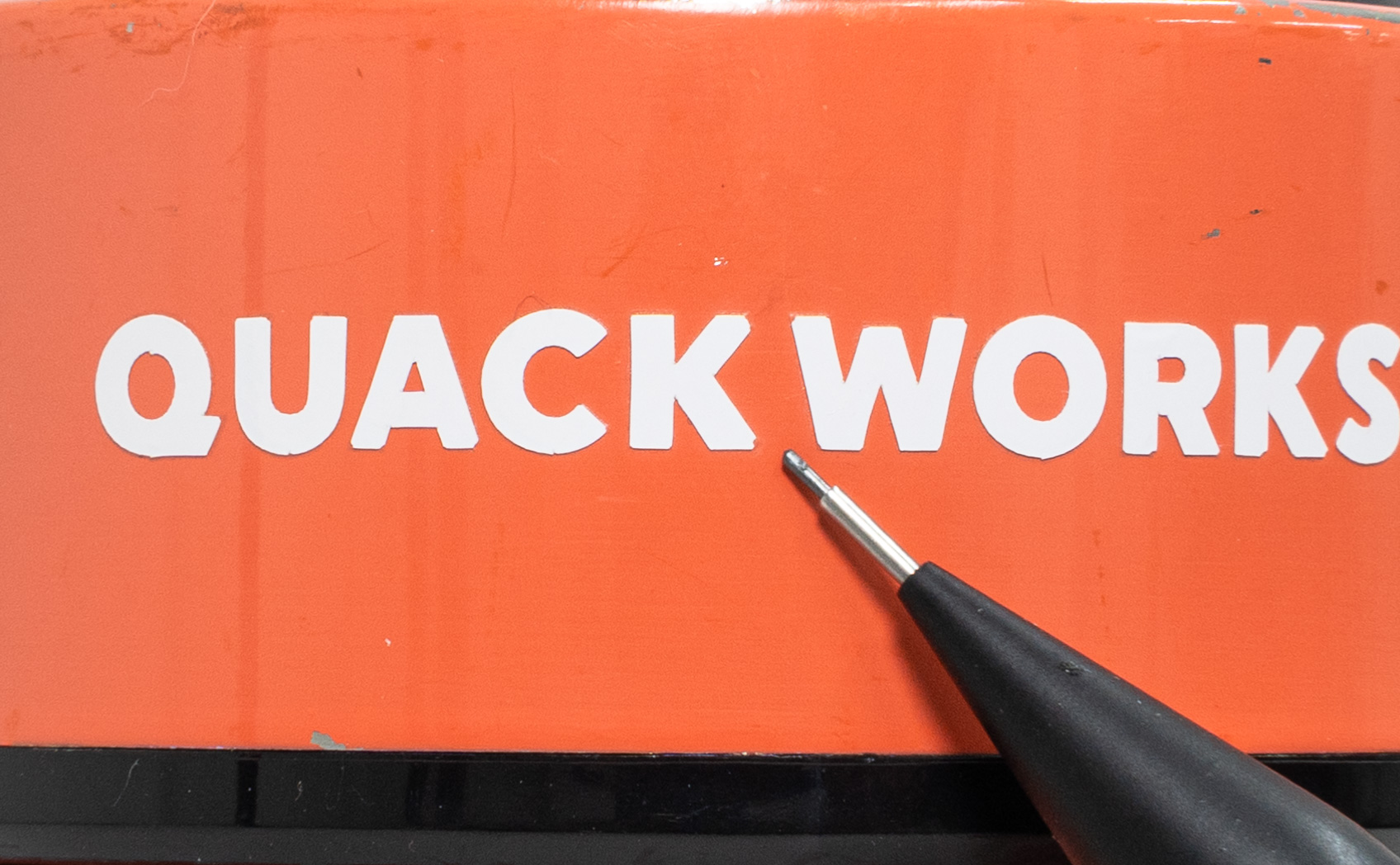 水筒に貼ったカッティングシートが徐々に欠けている