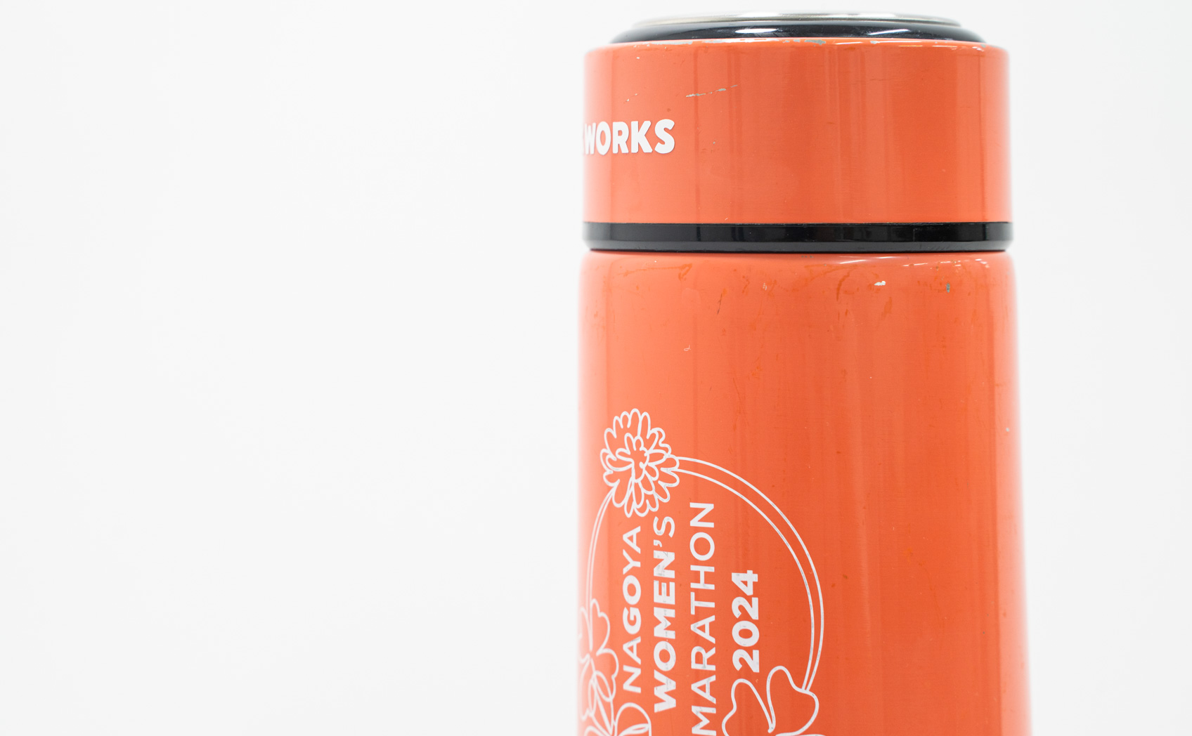 水筒に貼ったカッティングシートが徐々に欠けている