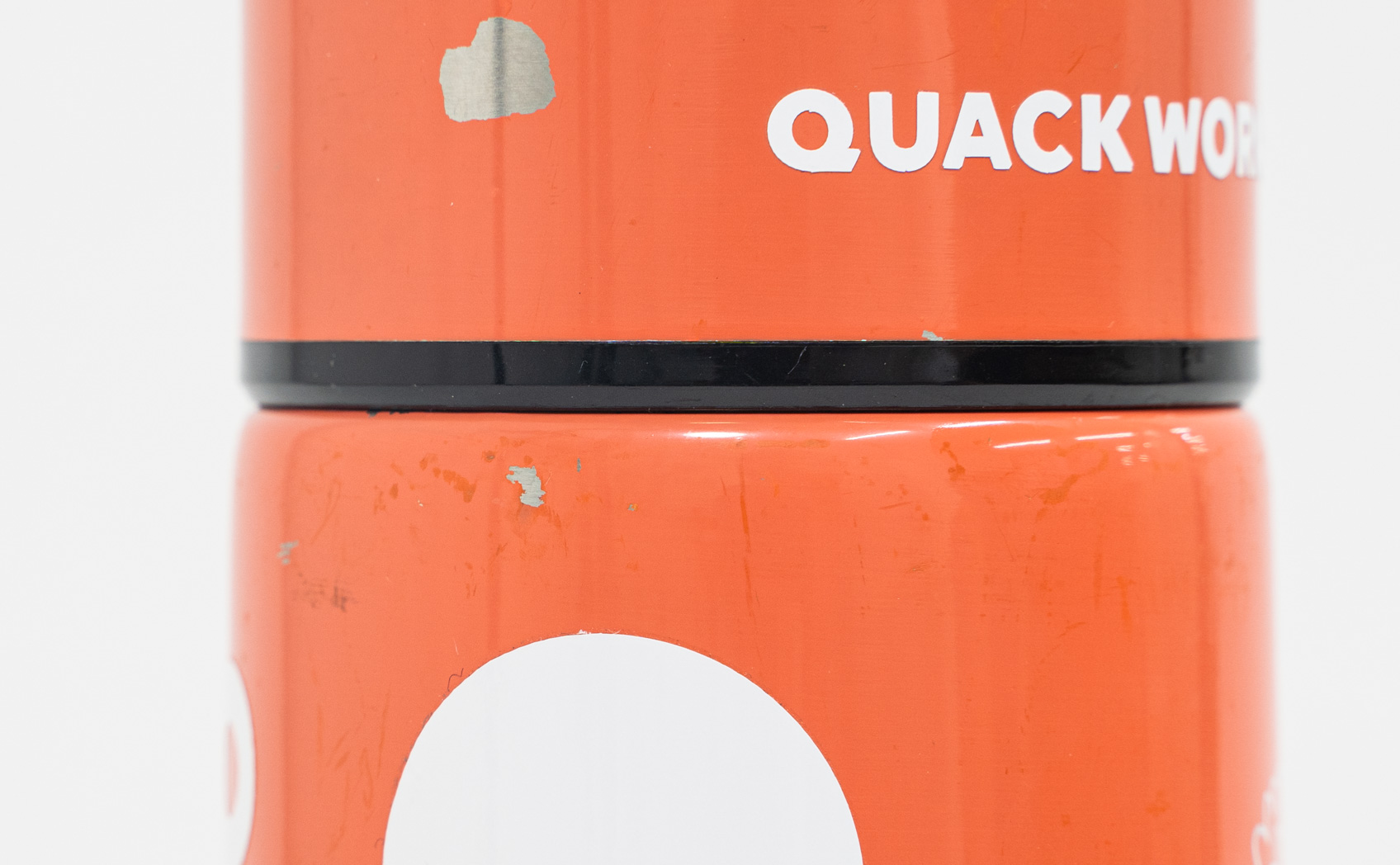 水筒に貼ったカッティングシートが徐々に欠けている