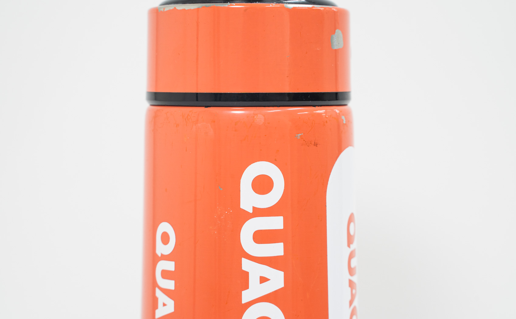 水筒に貼ったカッティングシートが徐々に欠けている