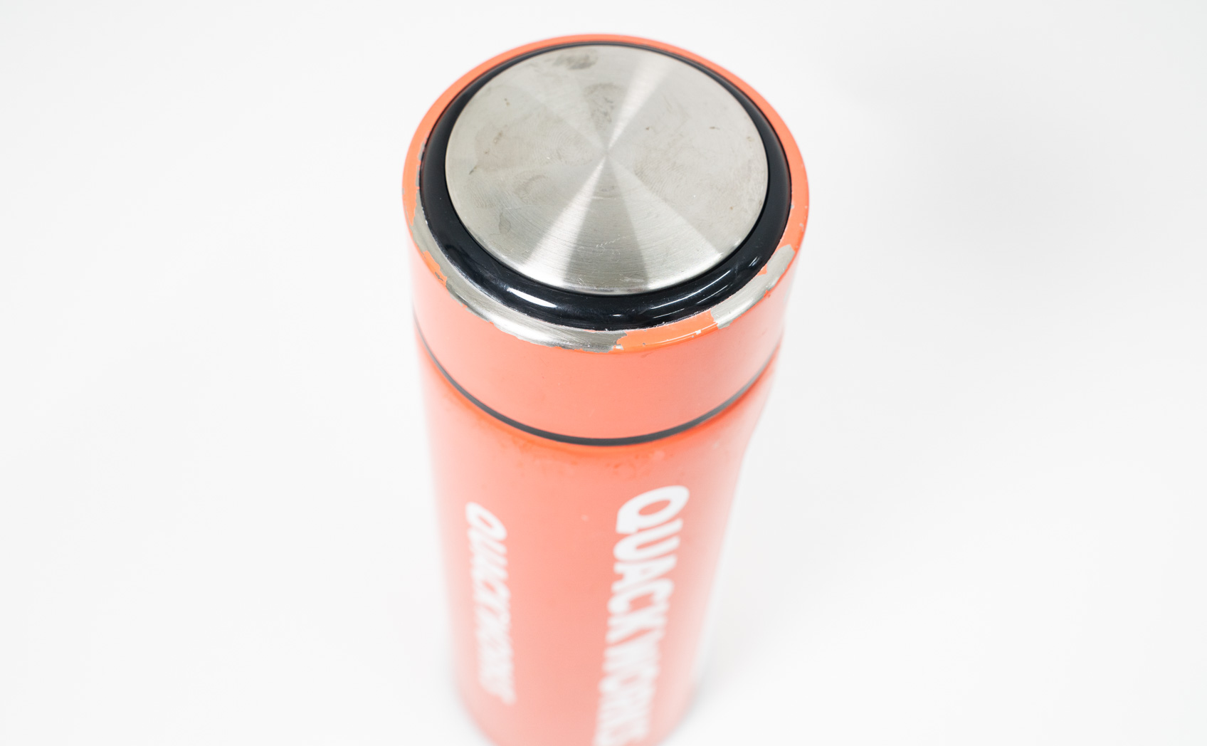 水筒に貼ったカッティングシートが徐々に欠けている